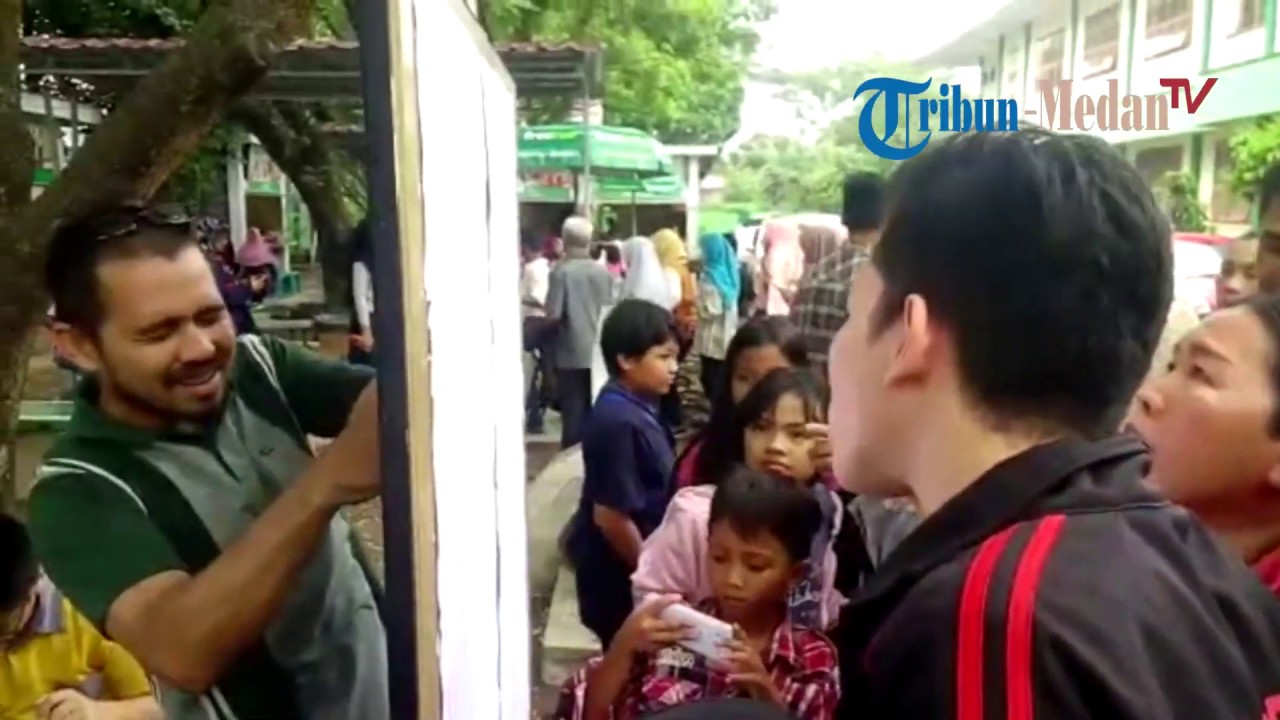 Ratusan Orang Padati SMPN 1 Medan untuk Cek Hasil Kelulusan PPDB