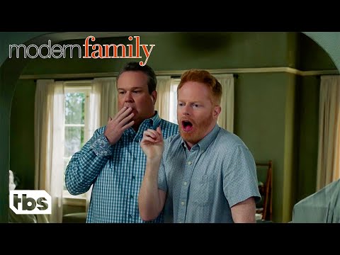 ライオネルと厳格な両親、カムとミッチェルの楽しい家へ行く（クリップ）| モダン・ファミリー | TBS (Lionel and His Strict Parents Meet Cam and Mitchell’s Fun House (Clip) | Modern Family | TBS)