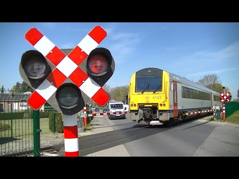 Spoorwegovergang Evergem (B) // Railroad crossing // Passage à niveau