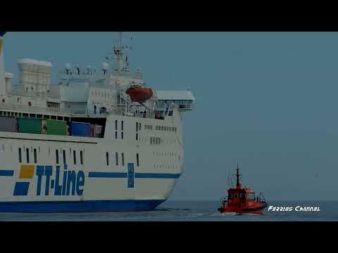 Prom Tom Sawyer wychodzi w rejs do Trelleborga w asyście pilota | The ferry is escorted by a pilot.