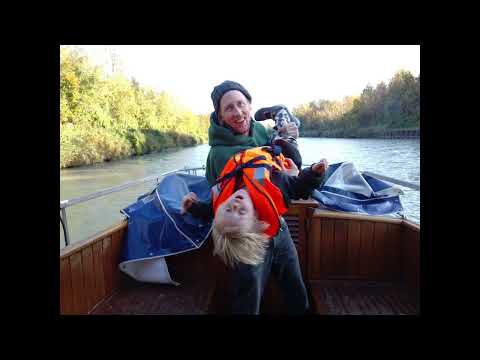 Papa erklärt seinen Sohn die Schifffahrt: Steuerbord und Backbord...