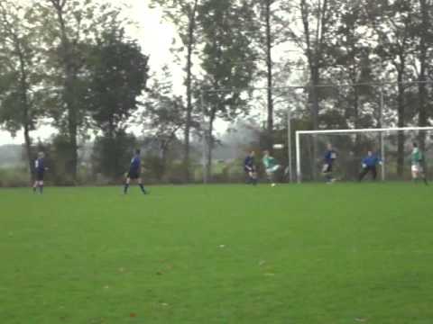 Wilfried de Ruiter scoort bijna de 2-1 tegen MVV'58 3. (12-11-2011)