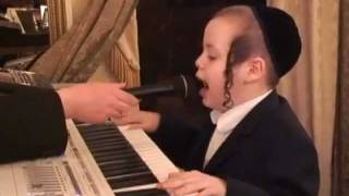 ילד בן 7 שר ומנגן על קלידים