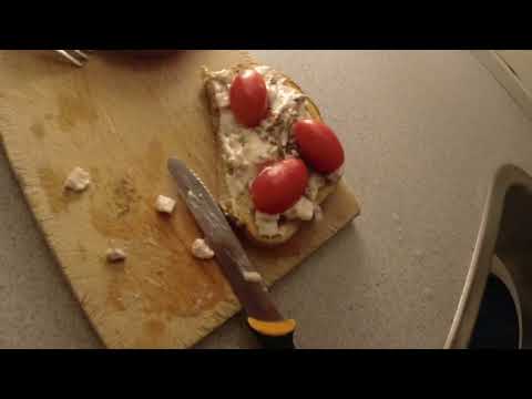 MongoTV_10631 - Min Natmad - Ristet LUKSUS TOASTBRØD Med KYLLING- og BACONSALAT og TOMAT