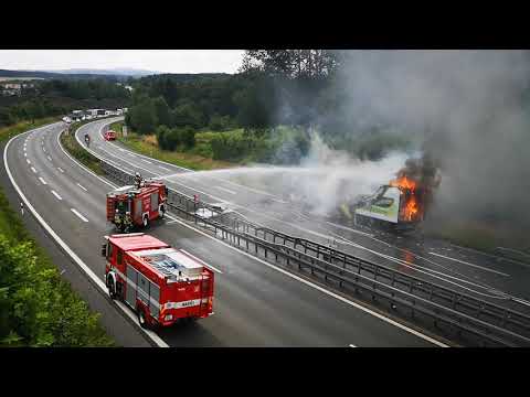 Lkw brennt auf der A 93 bei Selb.