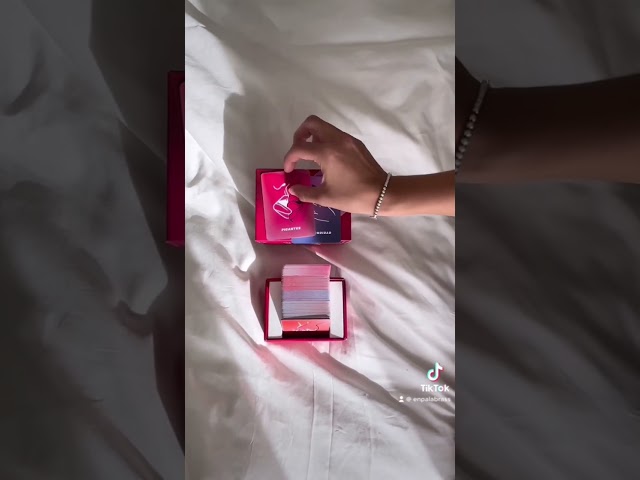 Vídeo relacionado con 100 Preguntas: Juego de Cartas para Conversaciones Profundas | The School of Life x Cinco Tintas | Juego para Adultos, Parejas y Amigos | Autoconocimiento, Desarrollo Personal y conexión Emocional