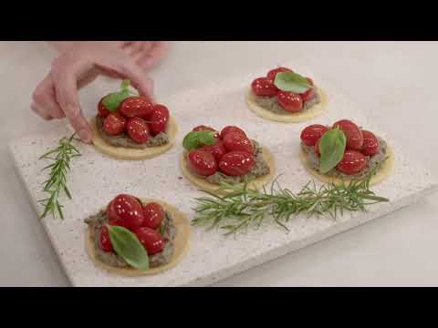 Tartelette met gepofte tomaatjes en tapenade van zwarte olijven