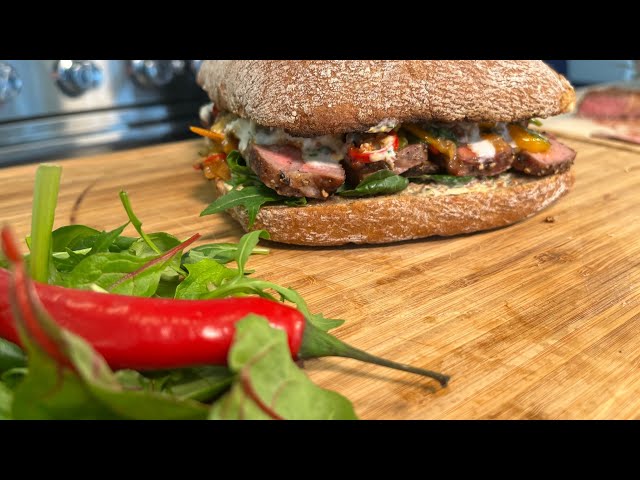 Video teaser for BBQ Master Rezeptidee: Steaksandwich mit hausgemachtem Tomaten Relish