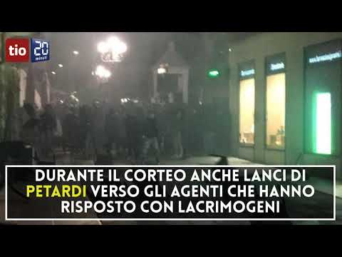 Scontri, petardi e lacrimogeni a Verona