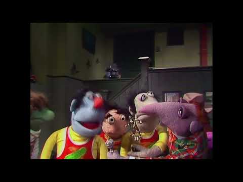 The Muppet Show - 412: Phyllis George - UK Spot: Flying Zucchini Brothers Interview (1979)