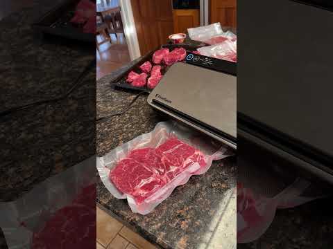 Preserve Freshness with Ease: FoodSaver V4400 Vacuum Sealer - Your 2-in-1 Kitchen Powerhouse! 🌽🔒