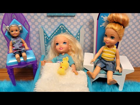 Little Elsa gets a cold ! Elsa & Anna toddlers - Barbie dolls