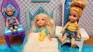 Little Elsa gets a cold ! Elsa & Anna toddlers - Barbie dolls