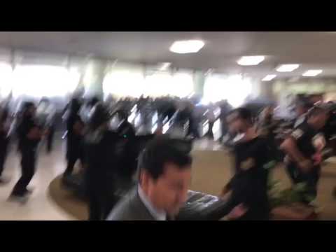Invadiram o Congresso.