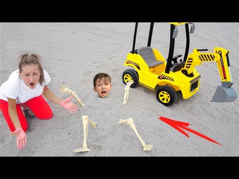 Сеня и Мама Сонные Играют c Трактором в Песке Видео Для детей