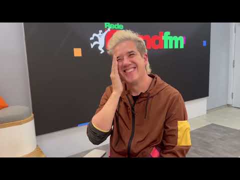 Rogério Flausino conta qual hit gostaria de ter escrito. Veja os bastidores da entrevista!