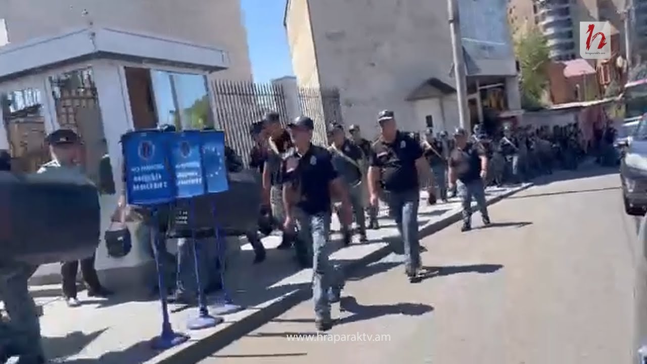 Պռոշյան փողոցի ողջ երկայնքով ոստիկաններ են տեղակայված