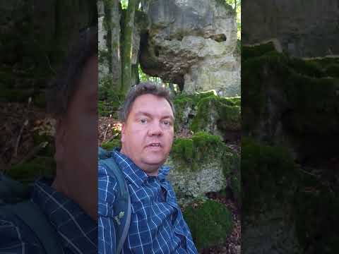 Herr Peter beim Rufenberg-Felsentor.  #wanderlust #fränkischeschweiz #felsen
