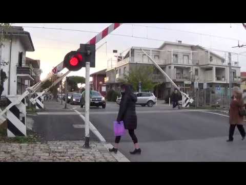 Passaggio a livello di via delle Nazioni in HD - Gatteo a Mare (FC) / Level Crossing / seviye geçişi