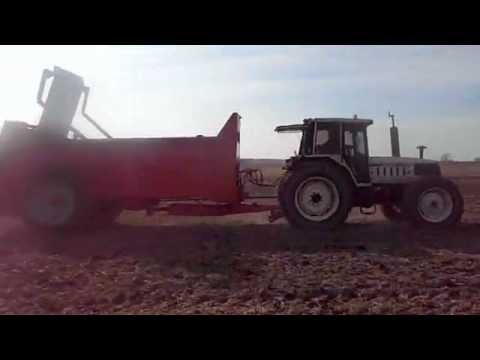 wywóz obornika rozrzutnikami z talerzami ciągnik New Holland Lamborghini