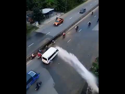 🇨🇳 货车司机为骑行者挡水：平凡路上的不平凡守护 🇬🇧 Truck Driver Shields Motorcyclists from Burst Water Pipe Spray