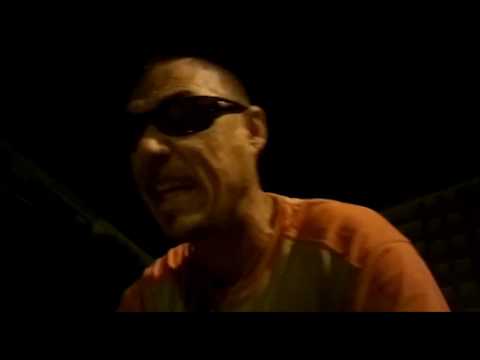 señor gris,  sl one, lkp....... sloner improvisando en la plaza de la paz............