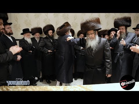 Satmar Rebbe Dances with Bobov Rebbe - Sheva Brachos | אדמו"רי סאטמאר ובאבוב רקדו