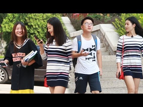 美女在街頭故意與路人並排走，大家臉都憋紅了！