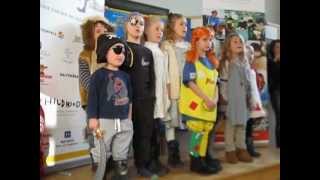 Kinder singen in der Hamburger Astrid-Lindgren-Ausstellung ein Lied aus &quot;Michel aus Lönneberga&quot;