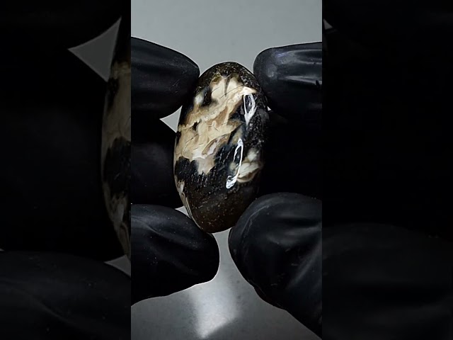 حجر عقيق بافوري طبيعي