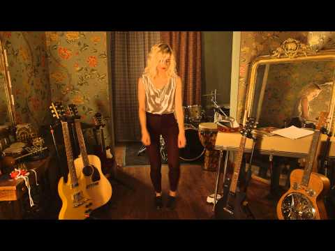 Alcaline, le Mag : Teaser HollySiz, reine des claquettes