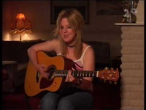 Mary Lou Lord  - His Indie World (live at Musikbyrån, swedish TV 2004)