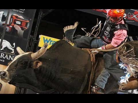 EPIC BATTLE: Chicken on a Chain bucks off two-time World Champion Chris Shivers