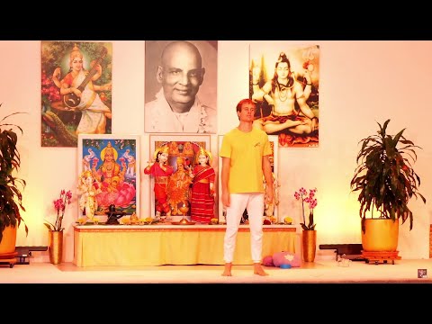 YOGA Mittelstufe  "Ankommenstunde" mit Adrian - Yoga Vidya Ashram Live - 17:00 Uhr 15.10.2021
