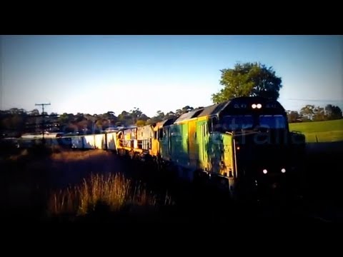 Green DL leading 6MA5 through the Adelaide Hills.