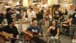 preview picture of video 'Grupo Rojo Borders Instore'