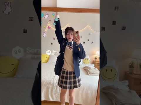一人の女子高校生が全身鏡（姿見）の前で自撮りをしながら、さまざまな可愛いポーズをとっている。