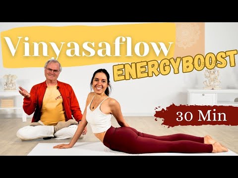Vinyasa Yoga Flow - 30 Minuten Energyboost mit Sukadev // Yoga Vidya