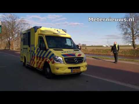 Auto duikt kanaal in in Musselkanaal