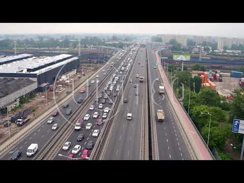 1142 The drone flies over the road.