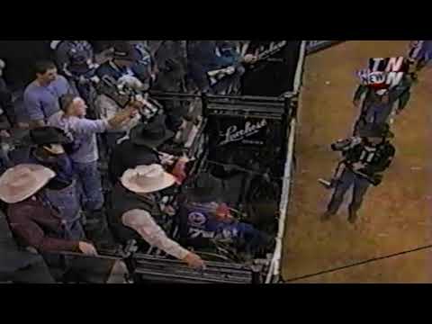 Sugar Bear bucks Luke Snyder - 02 PBR Finals