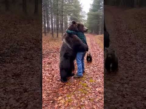 Er öffnete die Arme… und der Bär kam nicht allein