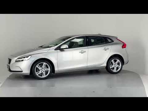Volvo V40 D2 MOMENTUM AUTO**REVERSE CAMAERA**PARKI - Image 2