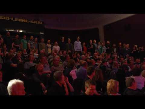 1. Dresdner Kneipenchor feat. Olaf Schubert & Stadtrundshow - Stop! In The Name Of Love