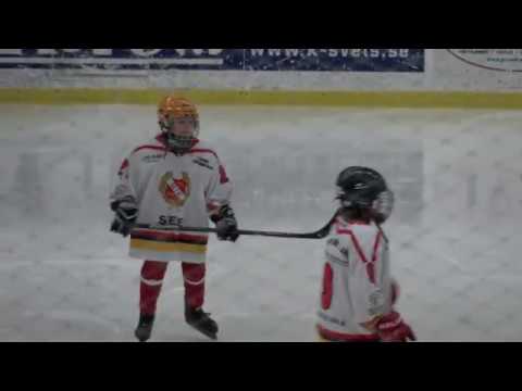 Linnea väntar på teakning