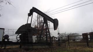 preview picture of video 'Gladewater Texas Oil Well'