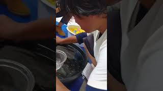 メダカすくいでコツが分からずメダカに遊ばれるがねさん🤣