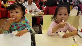 2 chị e ở jolibi