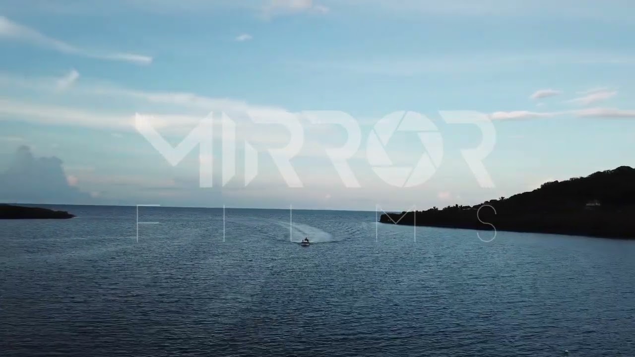 Lancha en el mar azul de Providencia P1