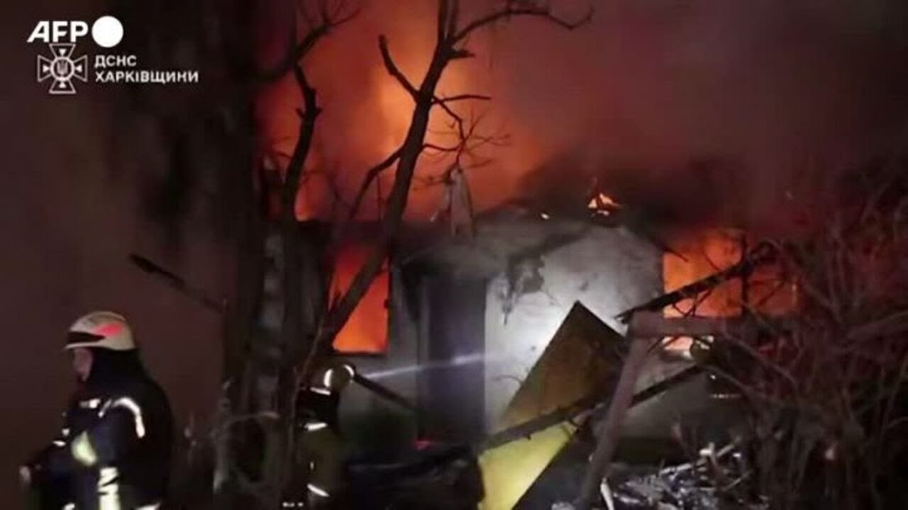 Attacco russo su Kharkiv, i soccorritori in azione